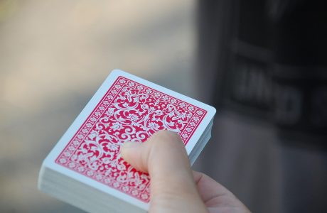 玩宝功能模块界面截图展示，包含小游戏中心、每日任务、积分商城等核心功能入口，界面简洁清晰