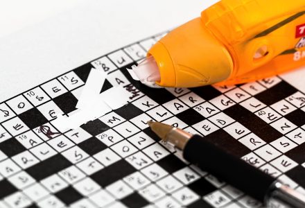 玩宝新手避坑示意图，展示常见错误操作与正确做法对比，手机端界面清晰标注注意事项