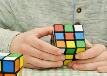 玩宝核心玩法示意图，展示游戏中心界面、任务链系统与限时活动参与流程，操作路径清晰可见