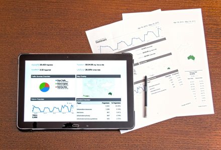 玩宝账号安全设置界面示意，展示密码管理、设备登录列表与隐私权限控制功能，界面专业清晰